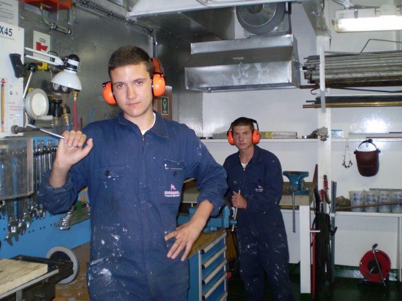 Gli allievi Iandolo e Valentino in officina.JPG