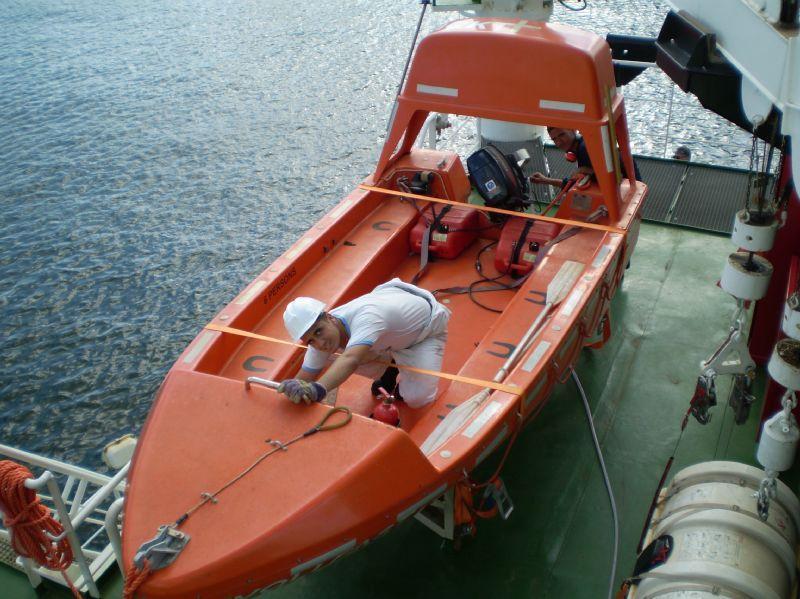 L'allievo Macina mentre esegue un controllo sul mezzo veloce di salvataggio.JPG